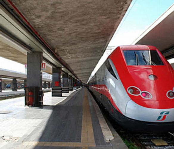 10062023 treni in stazione