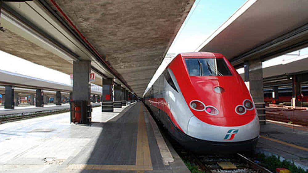 10062023 treni in stazione