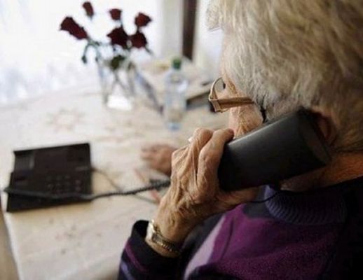 10072014 anziana al telefono