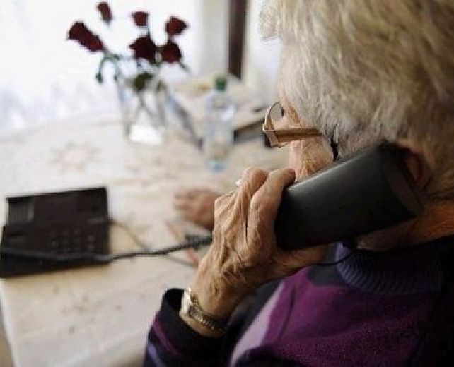 10072014 anziana al telefono