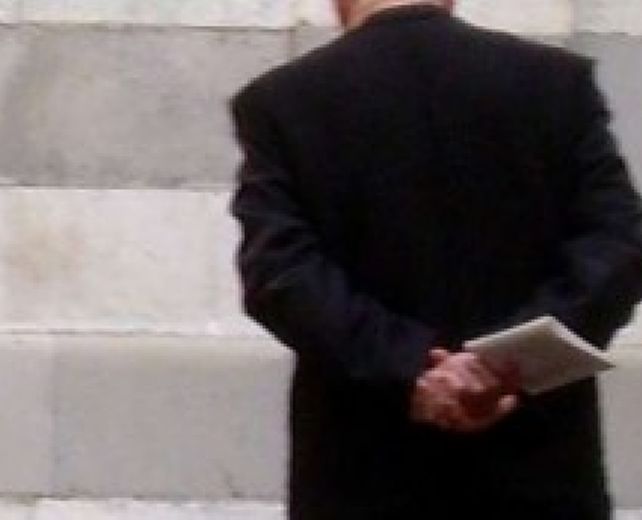 10072014 prete di spalle