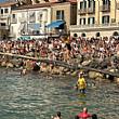 Castellabate Notizie foto - 10082026 il pubblico sulla scogliera