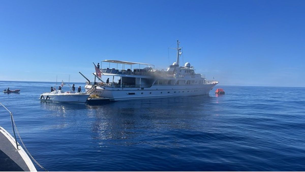 10102025 cronaca yacht agropoli incendio 10102025 cronaca yacht agropoli incendio