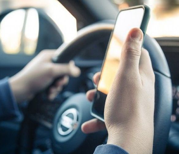 10112021 cellulare in auto