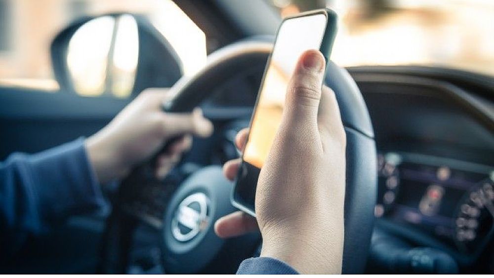 10112021 cellulare in auto