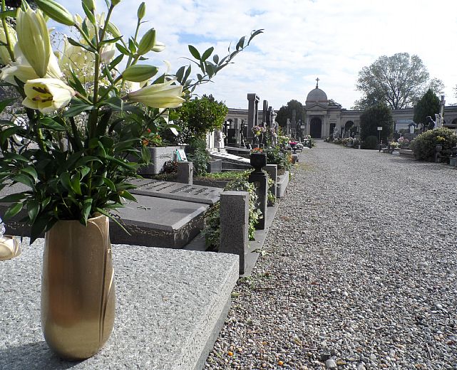 10122015 cimitero tombe