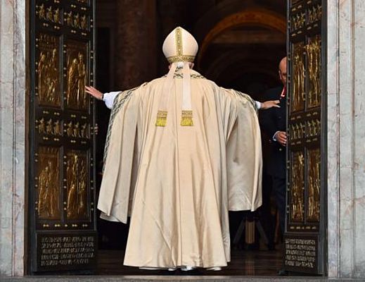 Emilio-La-Greca-Romano foto - 10122015 papa apre le porte