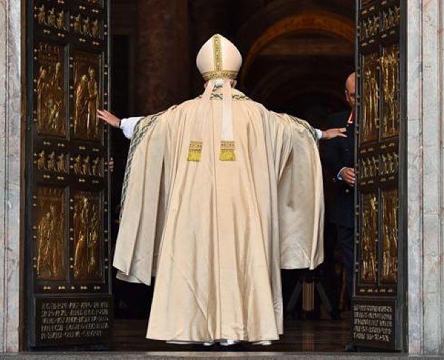 10122015 papa apre le porte 10122015 papa apre le porte