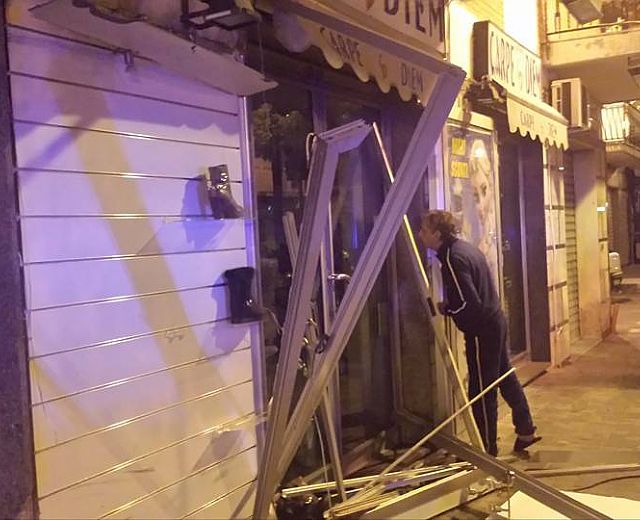 11012015 negozio lungomare auto