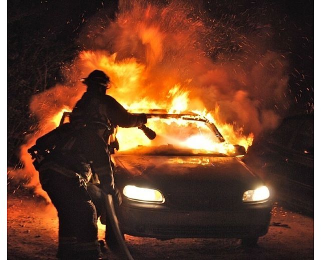 11022015 auto incendiata