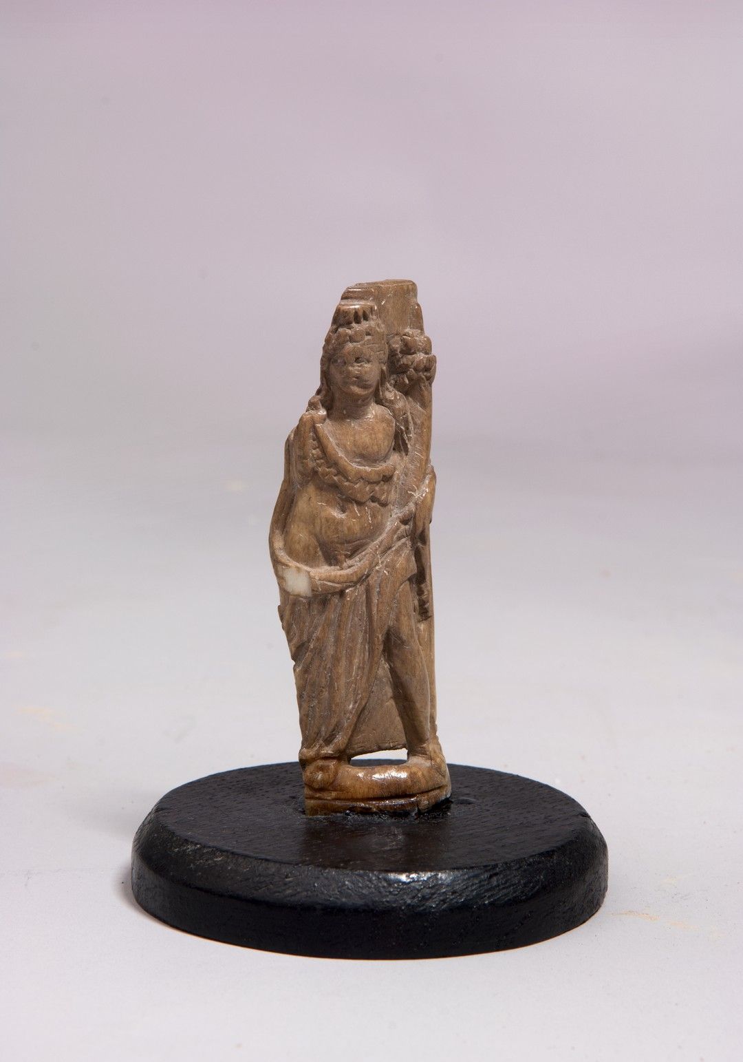 statuetta in avorio paestum