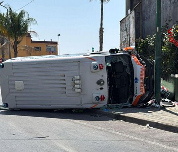 11062025 ambulanza capovolta