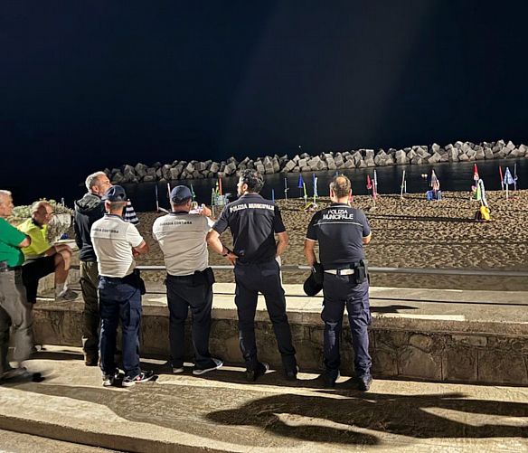 11072024 spiagge pulite sequestro ombrelloni notte