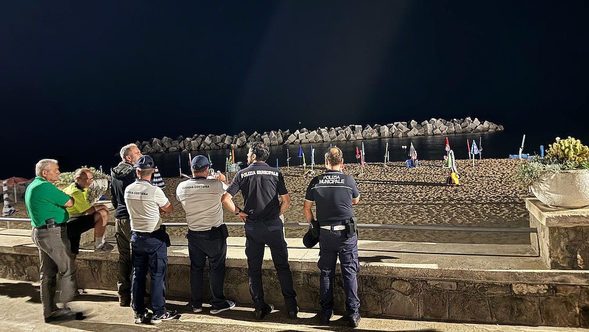 11072024 spiagge pulite sequestro ombrelloni notte