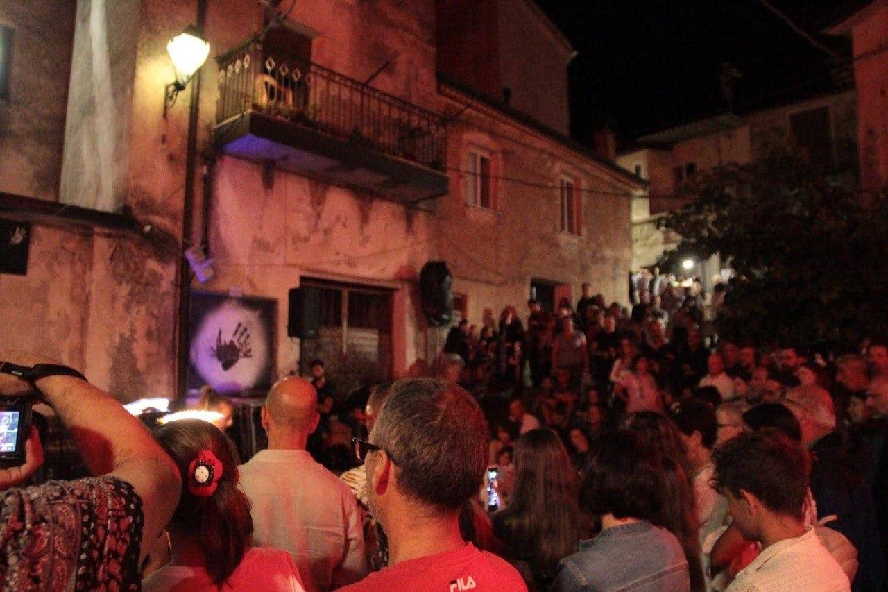 folla per l'evento