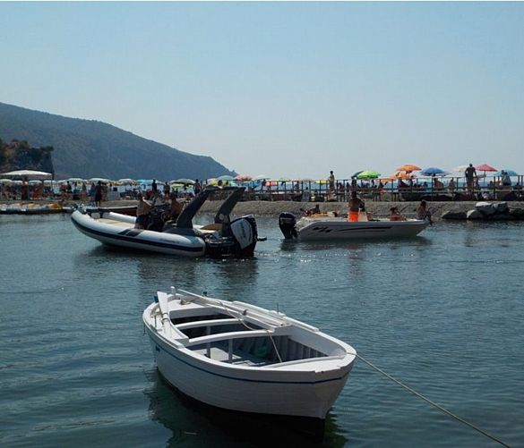 11082020 natanti e turisti alla foce del mingardo