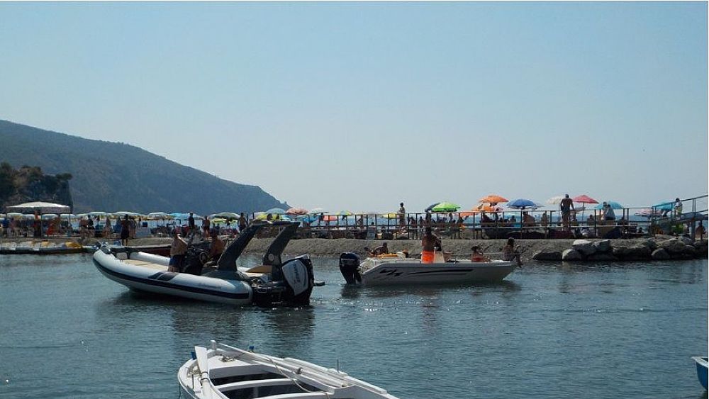 11082020 natanti e turisti alla foce del mingardo