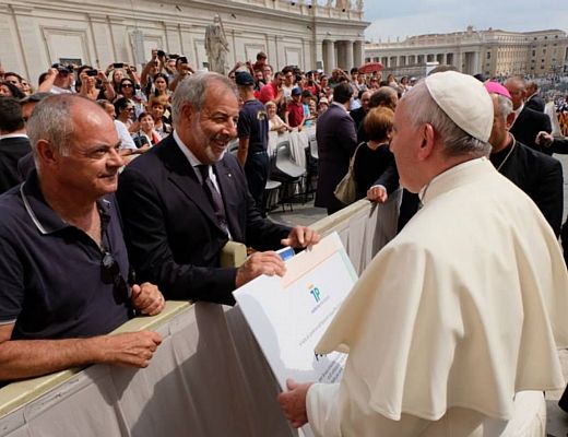 11092014 consegna targa al papa
