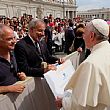 Cultura foto - 11092014 consegna targa al papa