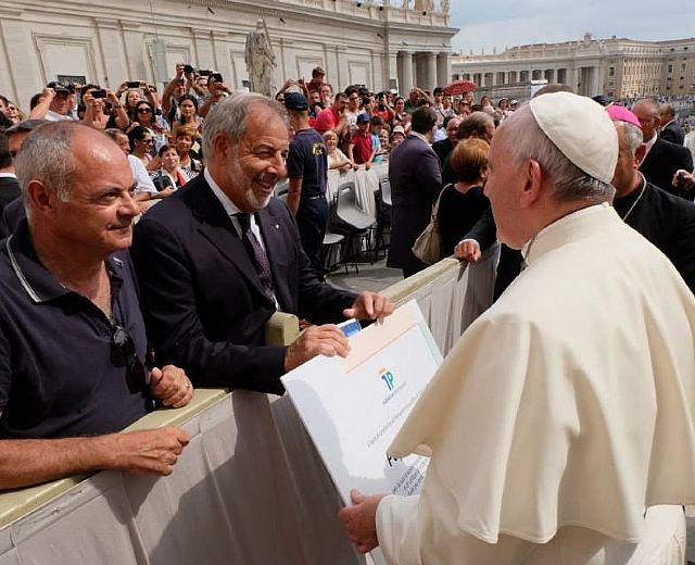 11092014 consegna targa al papa