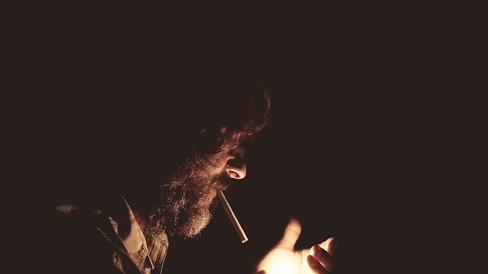 11112016 uomo sigaretta