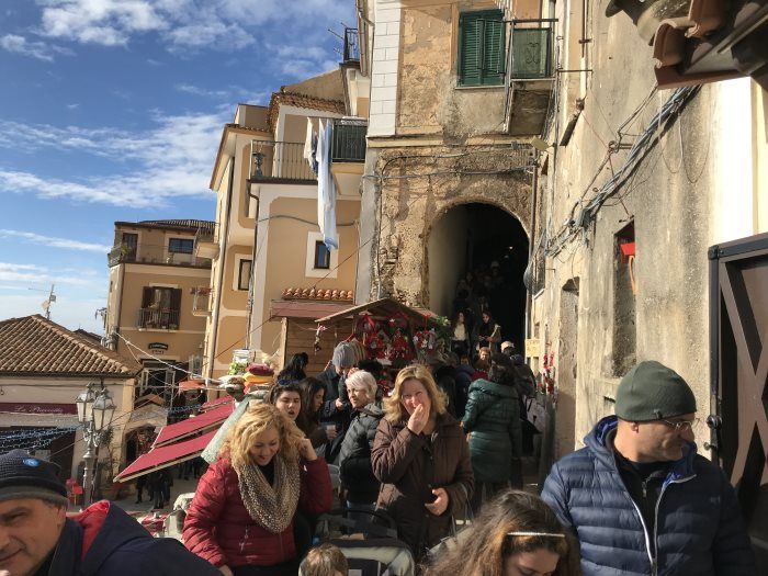 folla ai mercatini di natale