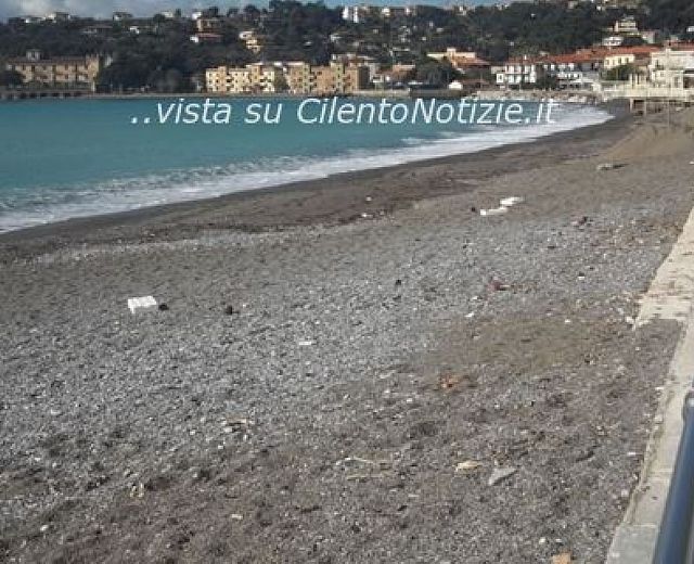 12022014 polistirolo sulla spiaggia