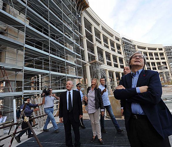 12052016 sgarbi in visita al crescent di salerno