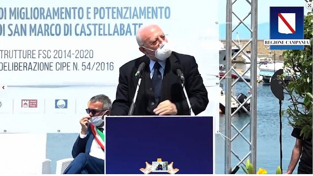 12062020 de luca con mascherina all aperto