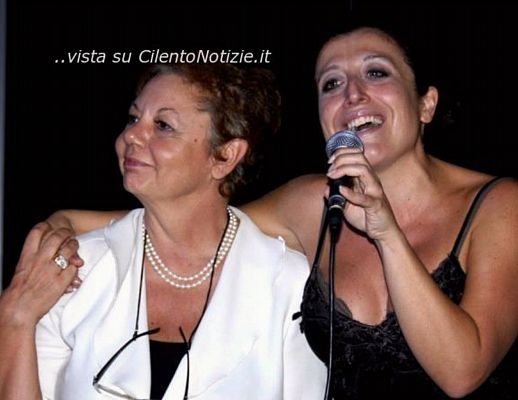 12092013 SARAH FALANGA CON LA DIRETTRICE DEL MUSEO DI PAESTUM MARINA CIPRIANI