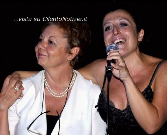 12092013 SARAH FALANGA CON LA DIRETTRICE DEL MUSEO DI PAESTUM MARINA CIPRIANI