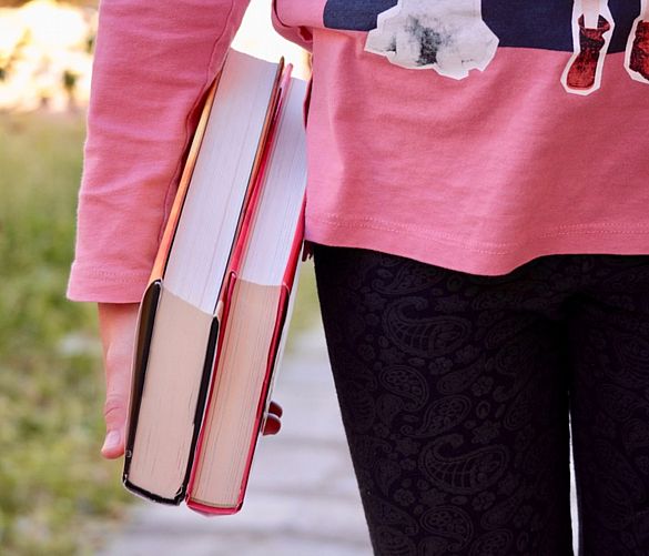 12092017 ragazza lettura poesie