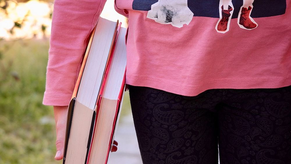 12092017 ragazza lettura poesie 12092017 ragazza lettura poesie