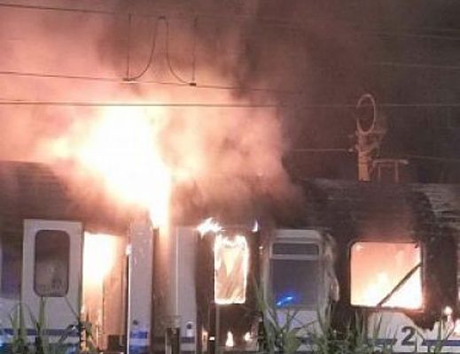 12102015 treno dismesso in fiamme