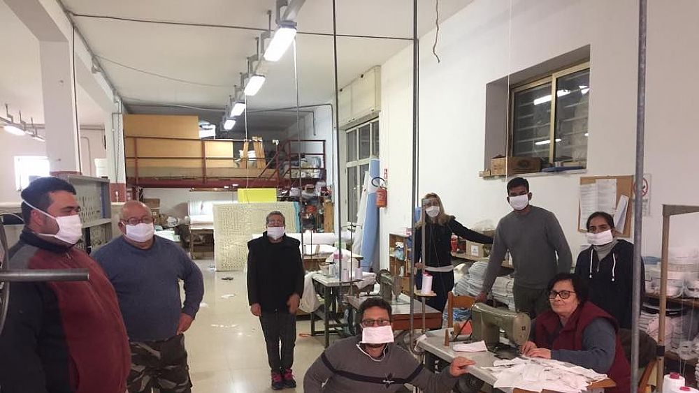 13032020 lavoratori a fare mascherine