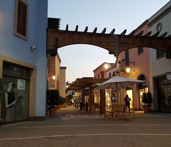 13092018 cilento outlet village di sera