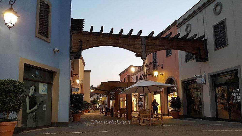13092018 cilento outlet village di sera