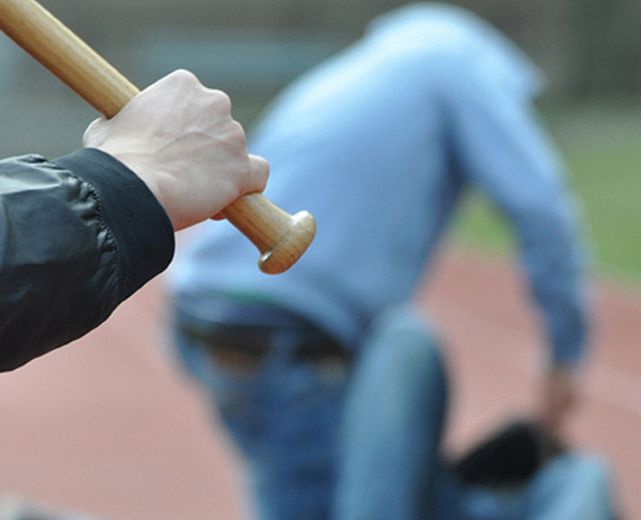 13122013 aggressione mazza