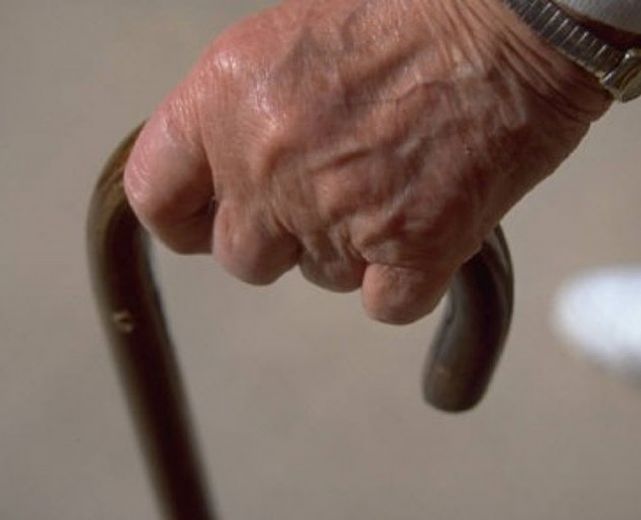 14042015 anziano col bastone