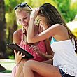 Tecnologia foto - 14052015 ragazze col tablet all aperto