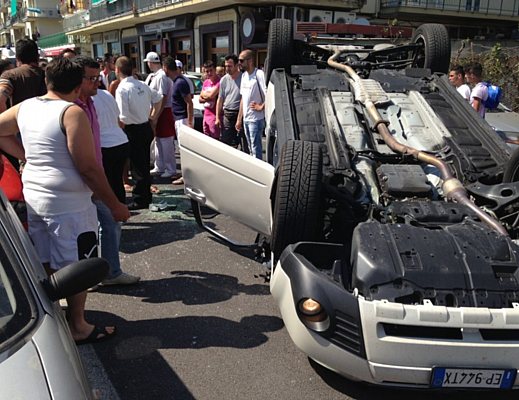 14062013 auto ribaltata