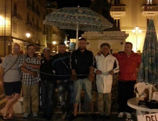 14072013 corisa4 operai incatenati