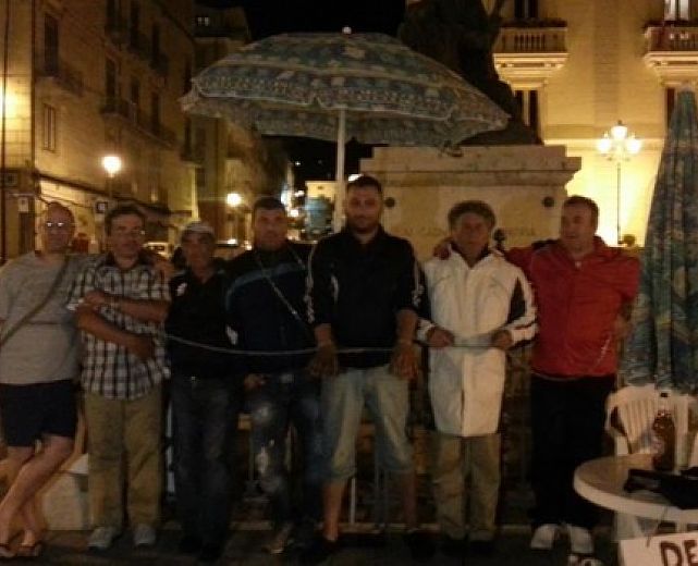 14072013 corisa4 operai incatenati