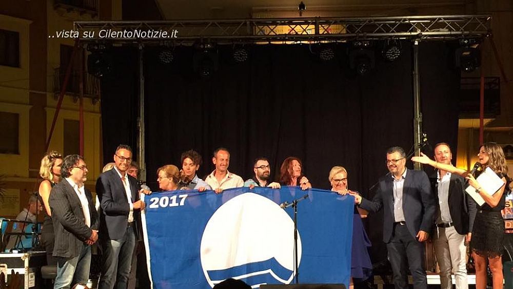 14072017 notte blu bandiera agropoli