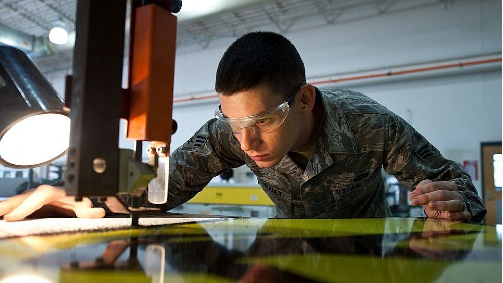 14072019 giovane a lavoro