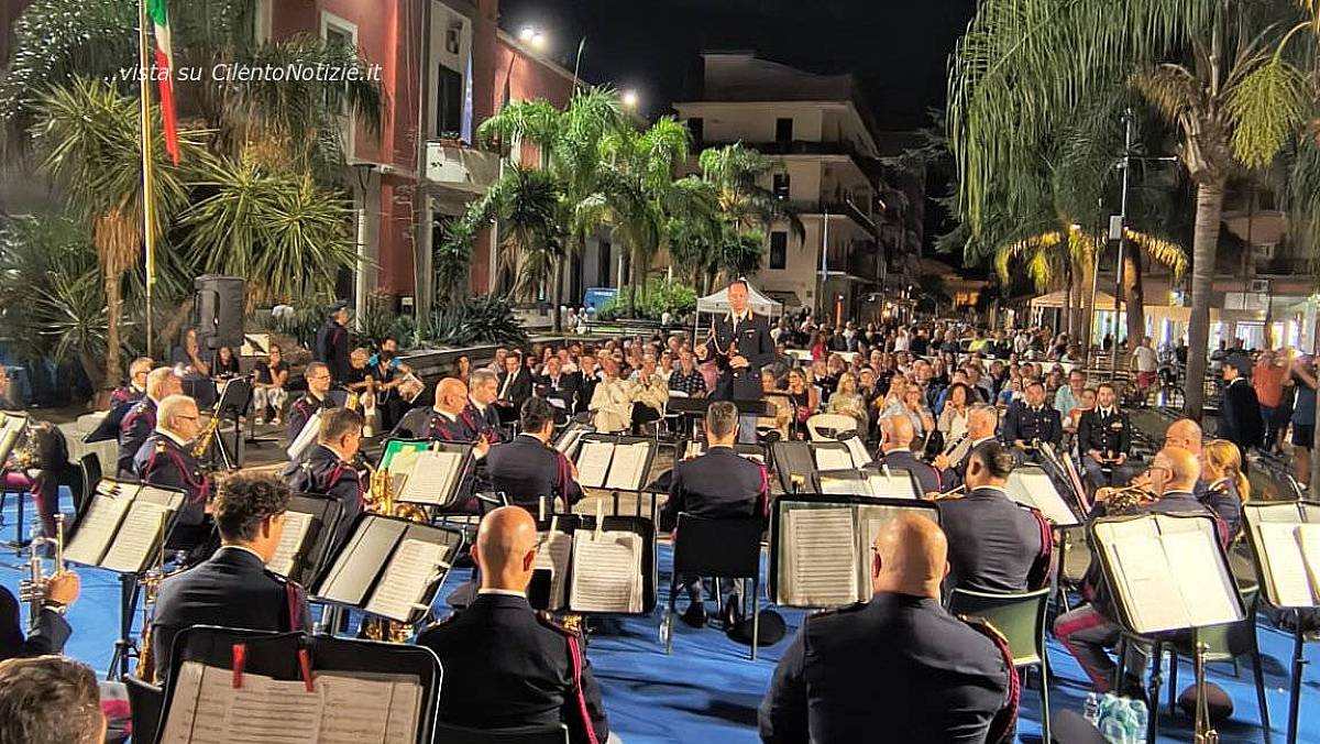 Piazza Aldo Moro gremita per il Concerto della Fanfara della Polizia di Stato a Battipaglia, con pubblico e autorità presenti