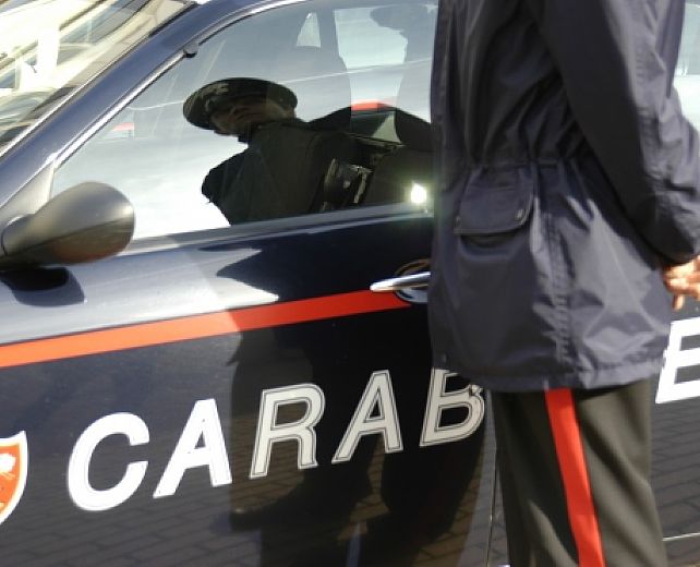 14102014 carabinieri auto