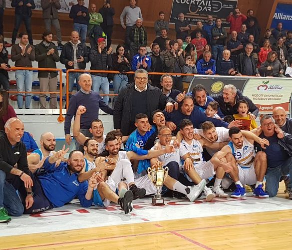 15042019 foto con trofeo