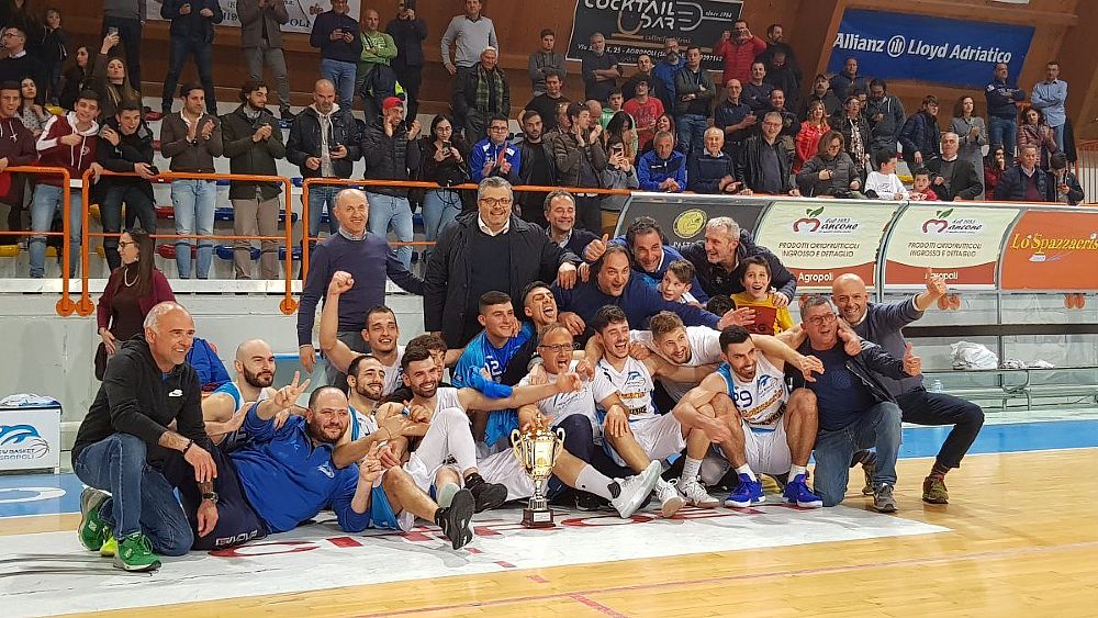 15042019 foto con trofeo