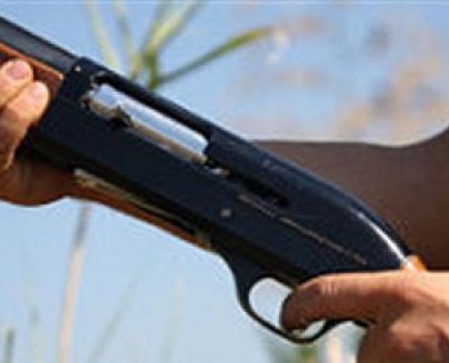 15062014 uomo con fucile 15062014 uomo con fucile